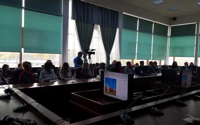Războiul informaţional exploatează direct sau indirect vulnerabilităţile sistemelor politice, militare şi sociale.