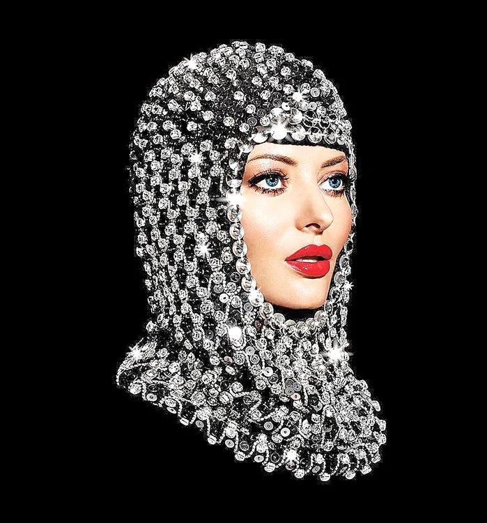 
    Delia se  mândrește  cu noul său  accesoriu  pentru scenă  