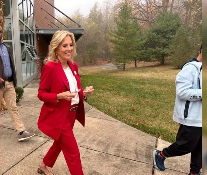 De ce a apărut Jill Biden în roșu la vot. Ce semnificație are culoarea purtată de Prima Doamnă și cum au reacționat internauții