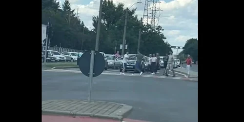S au luat la bătaie pe trecerea de pietoni Foto Captură video TikTok jpg