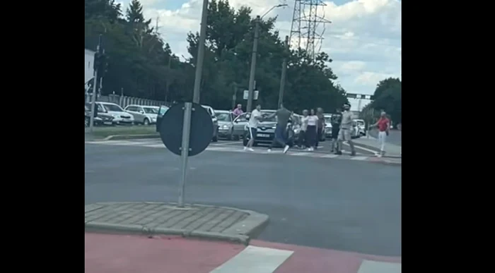 S-au luat la bătaie pe trecerea de pietoni Foto: Captură video TikTok