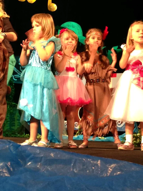 Sara a făcut furori pe scena Teatrului Ţăndărică, la serbare (foto: arhiva personală)