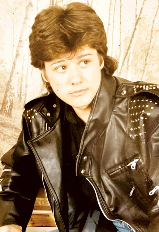La 15 ani, purta plete şi geacă de piele cu ţinte