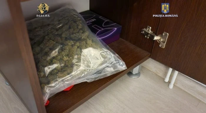 Alte 400 grame de drog au fost găsite la perchezitii. FOTO DIICOT