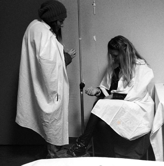 Roxana Vancea, cu perfuzia în mână la spital. (Arhiva personală)