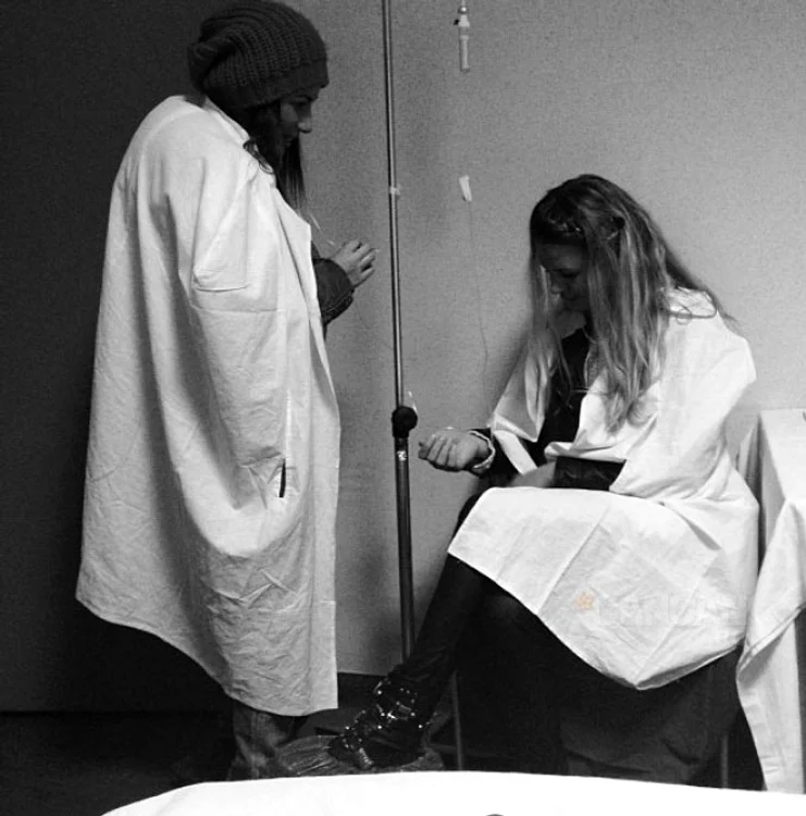 Roxana Vancea, cu perfuzia în mână la spital. (Arhiva personală)