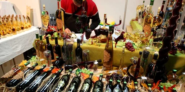 În Piaţa Sfatului veţi găsi peste 60 de sortimente de vin roşu şi alb. Foto: Arhivă