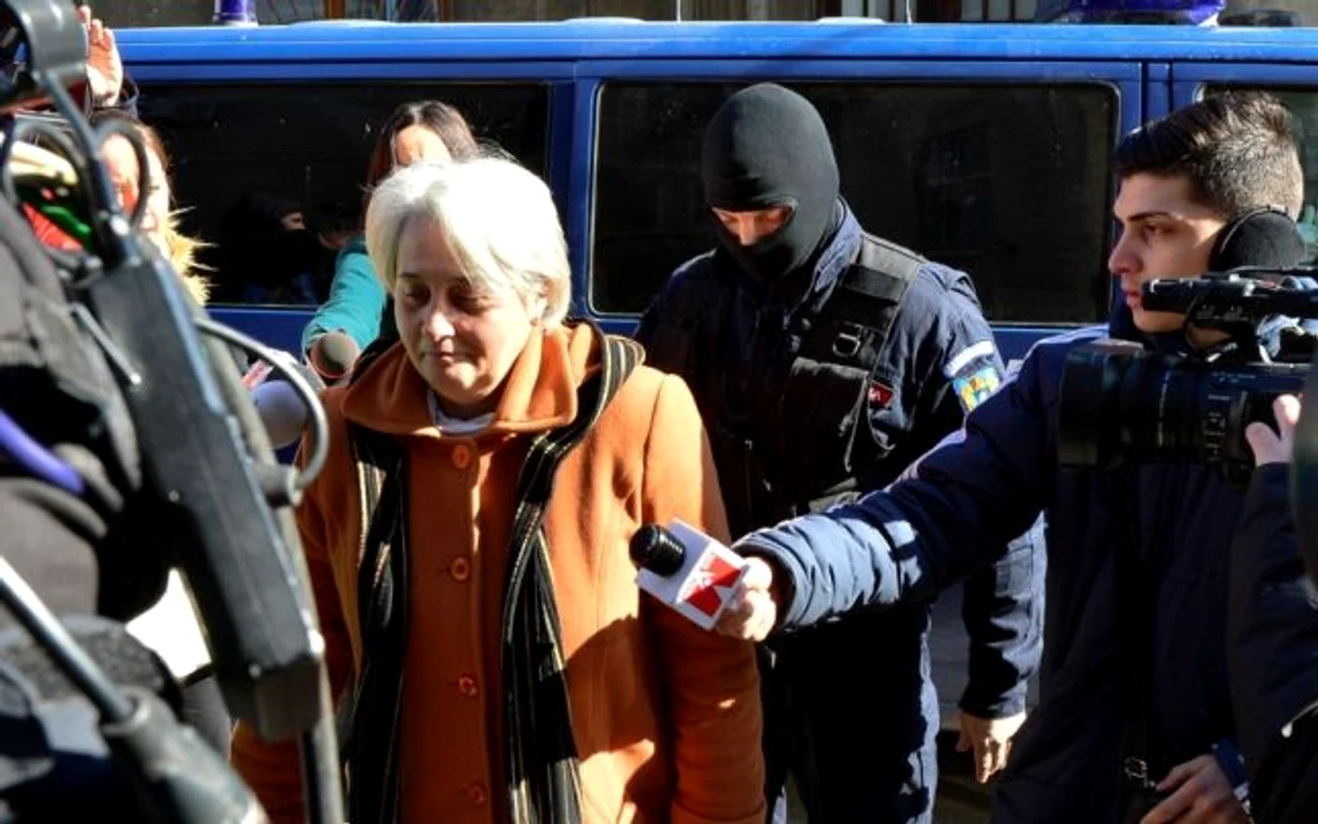 
    Estrella Ștefănescu a fost audiată ieri la DNA, de unde a plecat încătușată  