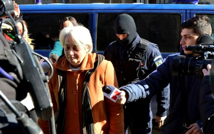 
    Estrella Ștefănescu a fost audiată ieri la DNA, de unde a plecat încătușată  