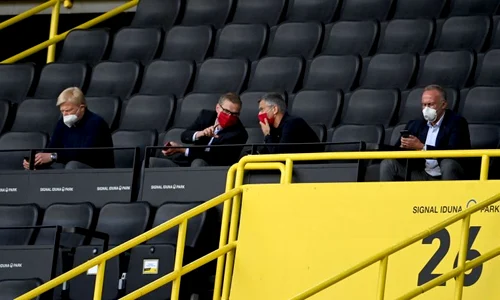 Oficialii lui Bayern Munchen au purtat măști la fiecare meci, chiar dacă stăteau și distanțați jpeg