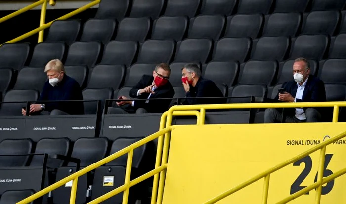 Oficialii lui Bayern Munchen au purtat măști la fiecare meci, chiar dacă stăteau și distanțați