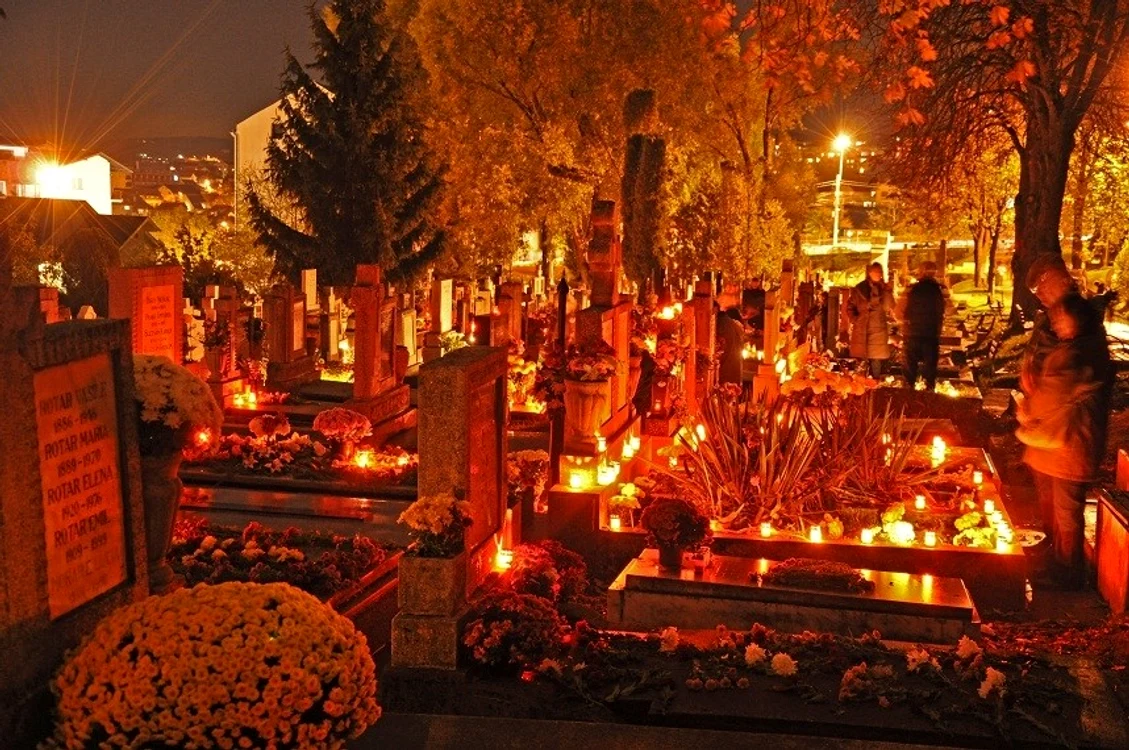 Cimitirile sunt inundate de lumânări în aceste zile FOTO Weradio