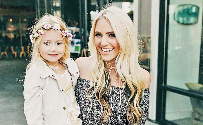 Everleigh Rose alături de mama ei, Savannah, care e prezentator de modă