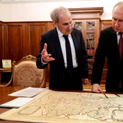 Vladimir Putin se uita la o harta FOTO Profimedia jpg