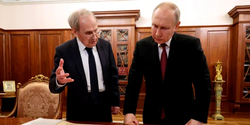 Vladimir Putin se uita la o harta FOTO Profimedia jpg