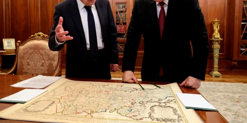 Vladimir Putin se uita la o harta FOTO Profimedia jpg