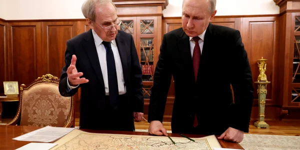 Vladimir Putin se uita la o harta FOTO Profimedia jpg