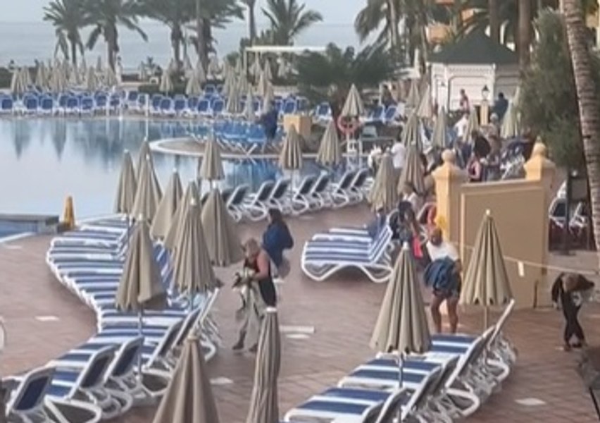 „Vânătoarea” de șezlonguri, filmată la o piscină din Tenerife VIDEO