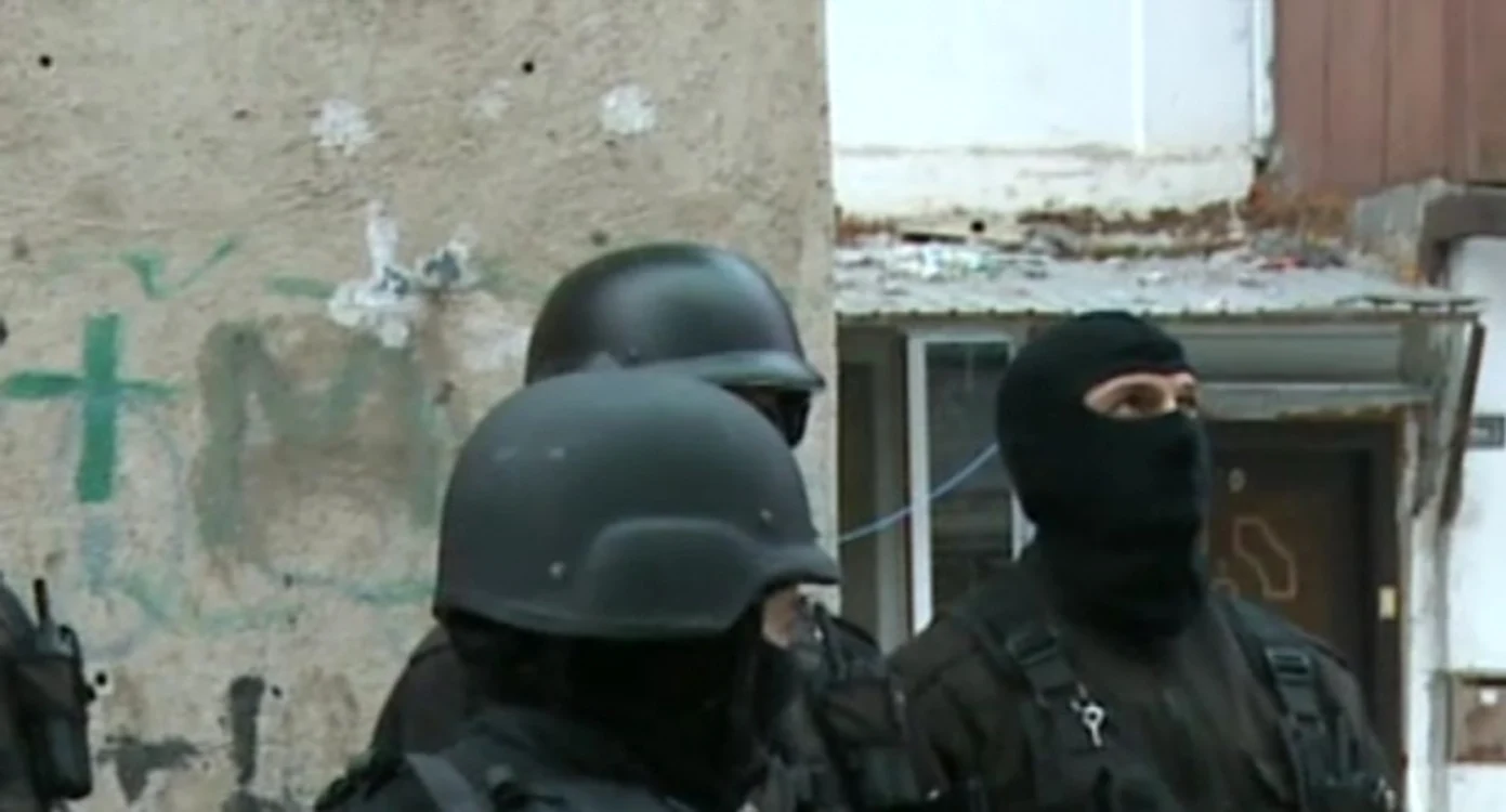 Polițiștii caută suspecți de evaziune în șase județe și București