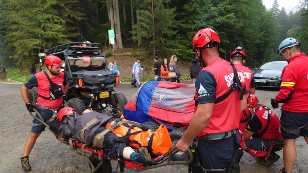 Turistă căzută în ravena unui torent din masivul Ceahlău. A fost salvată de salvamontişti