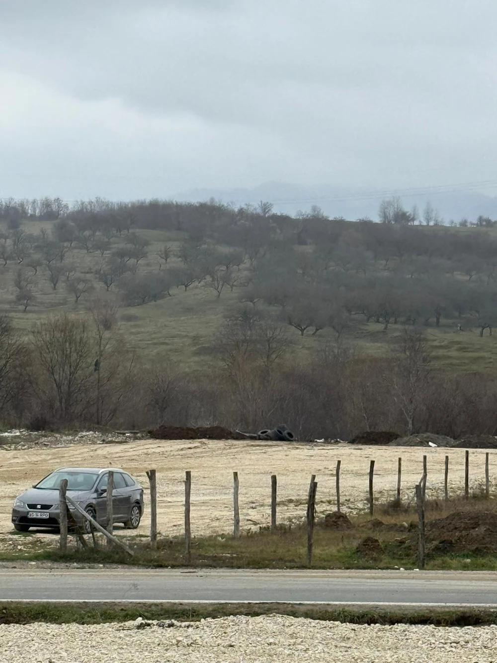 Doi bărbați, amendați după ce au făcut o parcare ilegală chiar în albia unui râu din Argeș