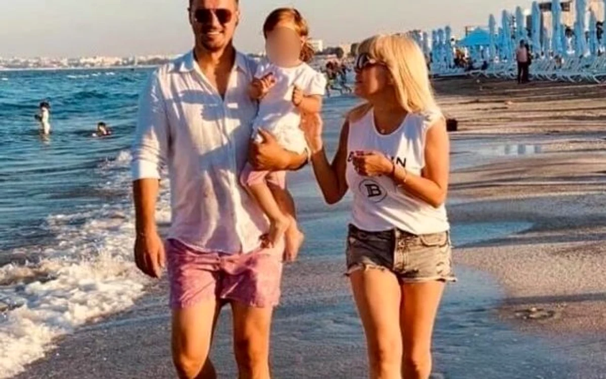 
    Elena Udrea, la plajă cu logodnicul și fetița lorFoto: Facebook  