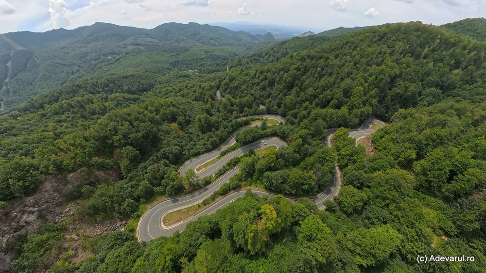 Serpentinele din Maramureș care rivalizează cu Transalpina și Transfăgărășanul. Spectaculoasa șosea din Pasul Gutâi