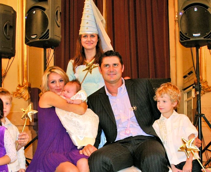 Catrinel Sandu şi Gabriel Trifu au botezat-o sâmbătă pe Sara Maria