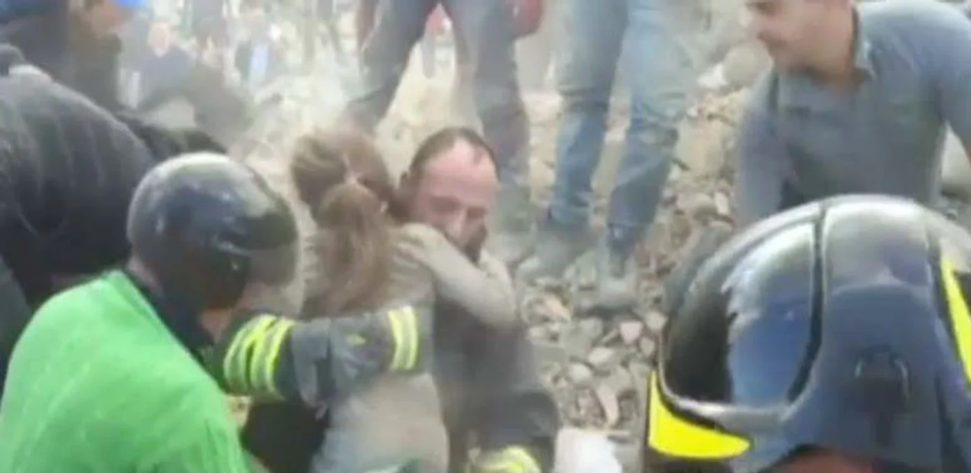 
    Fetița era încă în viață, după 17 ore petrecute sub dărămăturifoto: captură video  