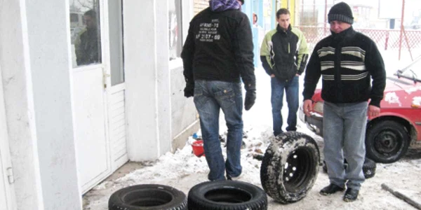 Angajaţii vulcanizărilor din Bacău muncesc din greu pentru a face faţă cererii