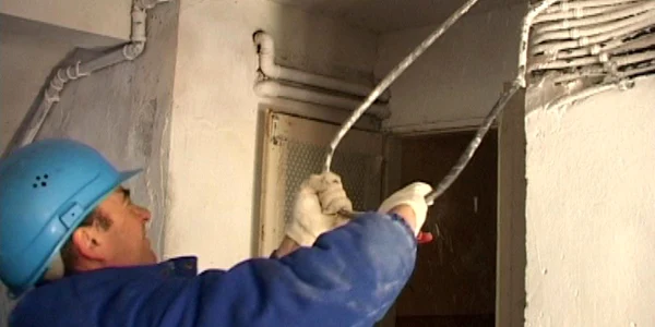 Ghinioniştii hoţi de current electric riscă puşcăria