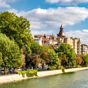 Dâmbovita, in București, dinspre Podul Izvor spre Unirii shutterstock 1764905408 jpg