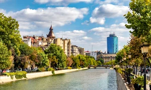 Dâmbovita, in București, dinspre Podul Izvor spre Unirii shutterstock 1764905408 jpg