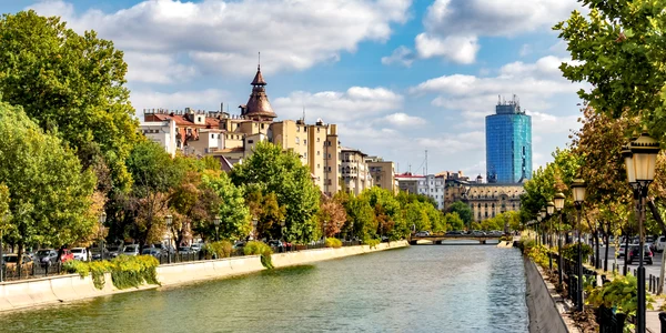 Dâmbovita, in București, dinspre Podul Izvor spre Unirii shutterstock 1764905408 jpg