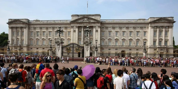 Mulţimea de oameni aşteaptă în faţa Palatului Buckingham schimbarea gărzilor FOTO Reuters
