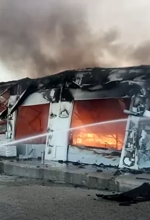 
    Un incendiu a izbucnit, joi seară, la un depozit de produse alimentare situat în munipiul Cluj-NapocaFoto: news.ro  