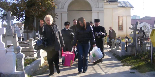 Enoriaşii au luat cu asalt cimitirele