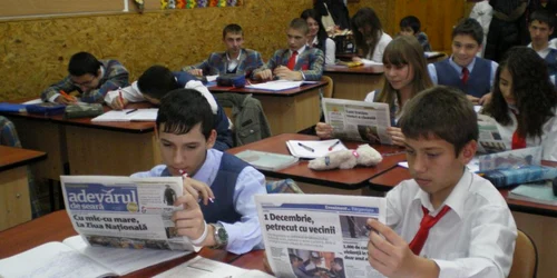 Elevii claselor a VIII-a, evaluaţi după articolele din ziare