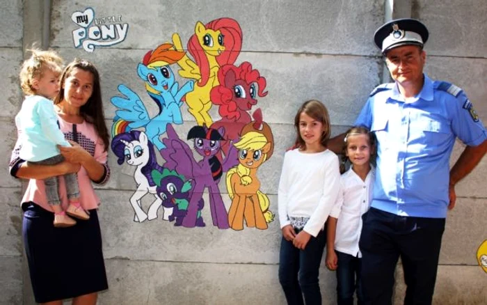 Plutonierul-major Rizea Florin (36 de ani) le-a făcut un cadou inedit copiilor de la Grădiniţa „Carmen Sylva” din TârgovişteFOTO: adevarul.ro