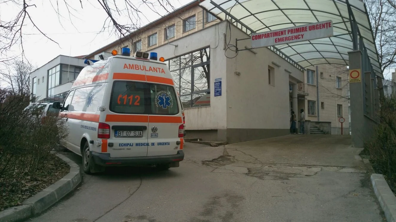 Copilul ajuns cu ambulanţa la spital FOTO botosaninews.ro
