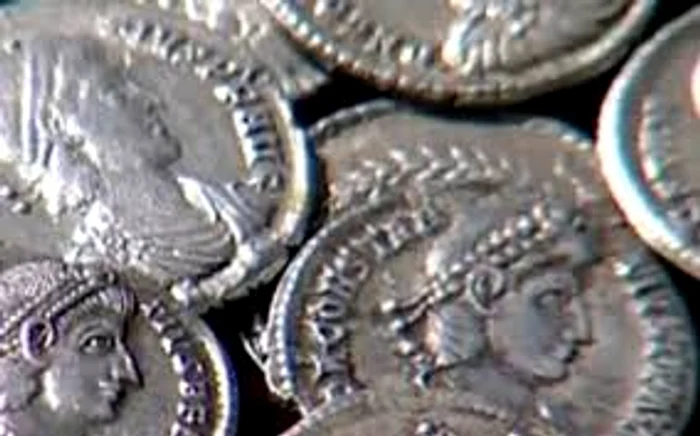
    Monedele de argint prevestesc prosperitateaSursa foto: Adevărul.ro  