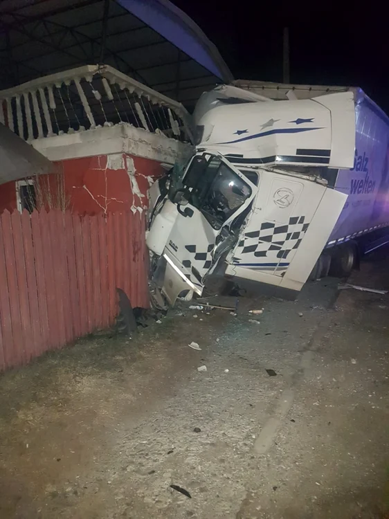 Grav accident pe Valea Oltului - un TIR a intrat într-o casă - şoferul a ajuns în stare în comă la spital Foto Adevărul