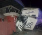 Grav accident pe Valea Oltului - un TIR a intrat într-o casă - şoferul a ajuns în stare în comă la spital Foto Adevărul