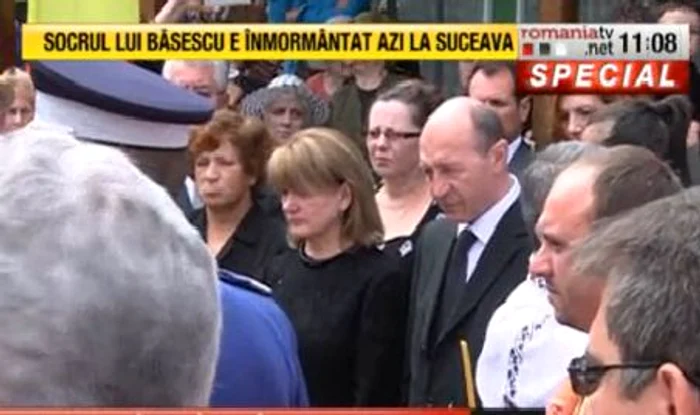 Traian Băsescu şi soţia lui, Maria, la înmormântare