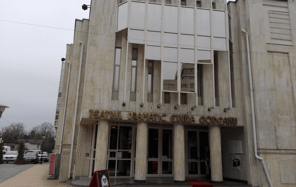 Condiții de militărie la teatrul din Târgu Jiu. Actorii au ajuns să ceară voie să meargă la toaletă