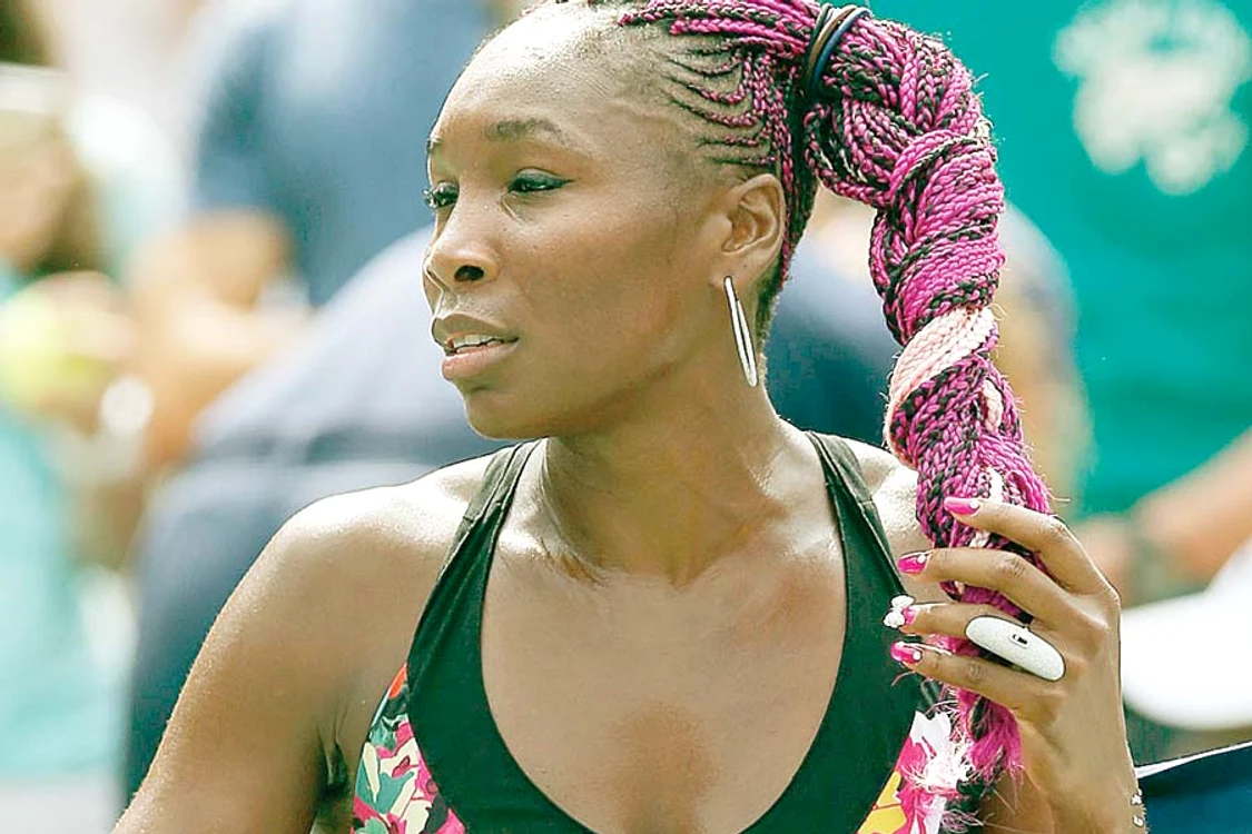 În vîrstă de 33 de ani,  Venus Williams este una  dintre jucătoarele care  surprind la fiecare apariţie  atât prin echipament,  cât şi prin coafură (Fotografii: Reuters)