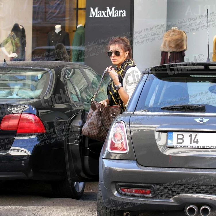 
    Ilinca Vandici, la shopping pe Calea Victoriei (Foto: Cezar)  