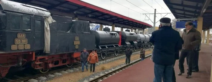 Noua gară din Galaţi şi problemele ei. Nu se poate folosi peronul 1, dar măcar în gară există un tren de epocă FOTO C Crângan