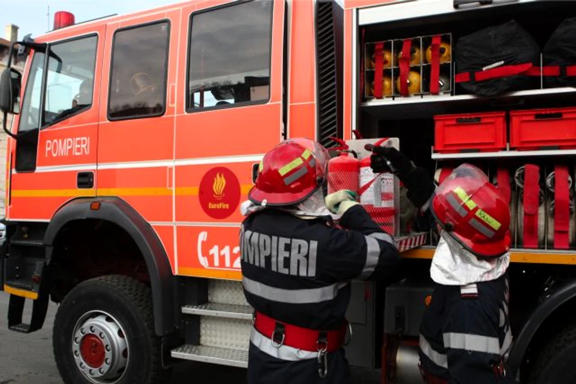 
    La faţa locului s-au deplasat echipajele Inspectoratului pentru Situaţii de Urgenţă Arad  