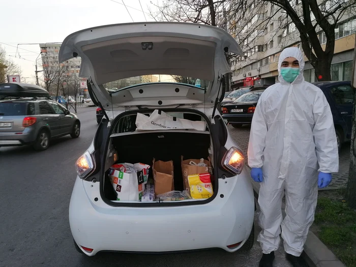 Studenții care fac cumpărături sunt perfect echipați cu mască, mănuși și combinezon de protecție